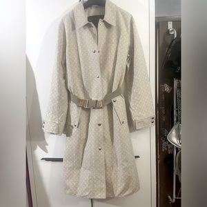 Louis Vuitton - Women’s single breasted belted monogram trench coat. Size 38